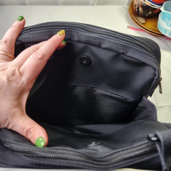 L.L. Bean Traveller Adjustable Strap Crossbody Travel Bag Organizer Black - Picture 3 of 10